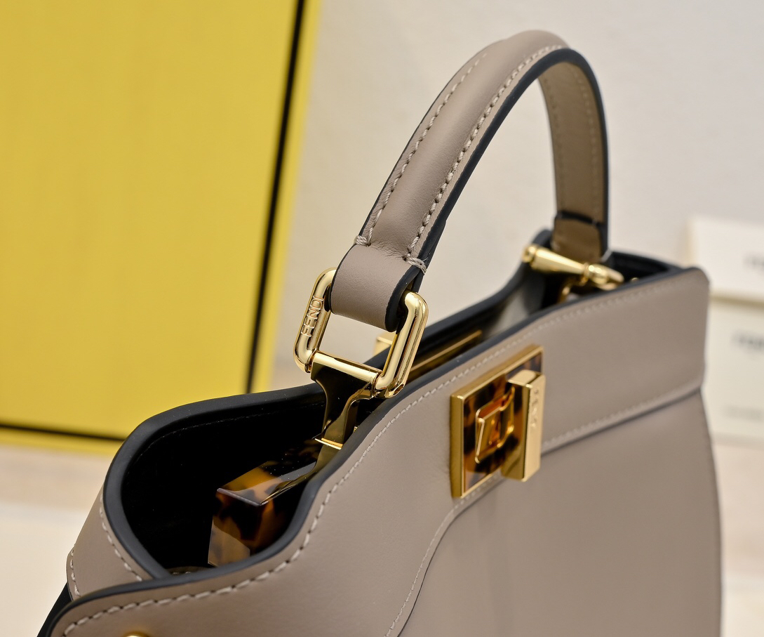 フェンディ「Fendi」Peekaboo ISeeU ミディアム ショルダーバッグ