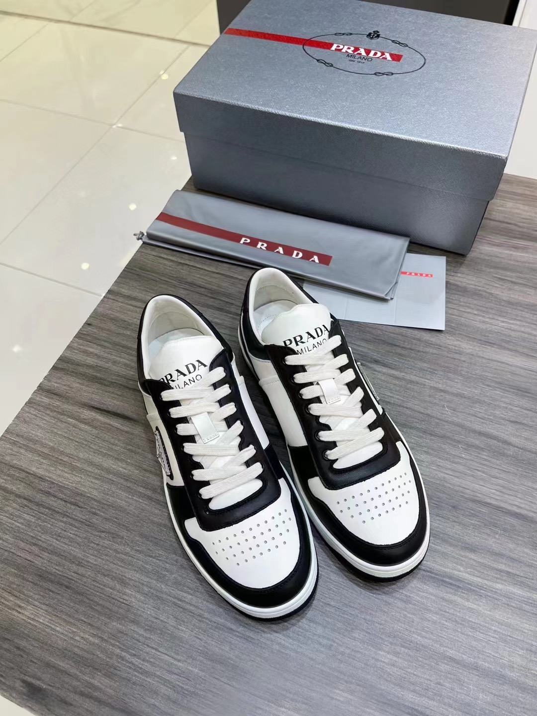 プラダ「Prada」メンズ レザー スポーツシューズ