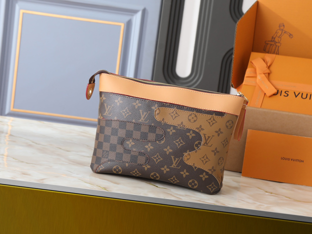 ルイ・ヴィトン「Louis Vuitton」ポシェット･ヴォワヤージュ スープル