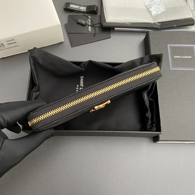 サンローラン「Saint Laurent」モノグラム・サンローラン フルジップウォレット（グレインパウダーテクスチャー キルティングレザー）