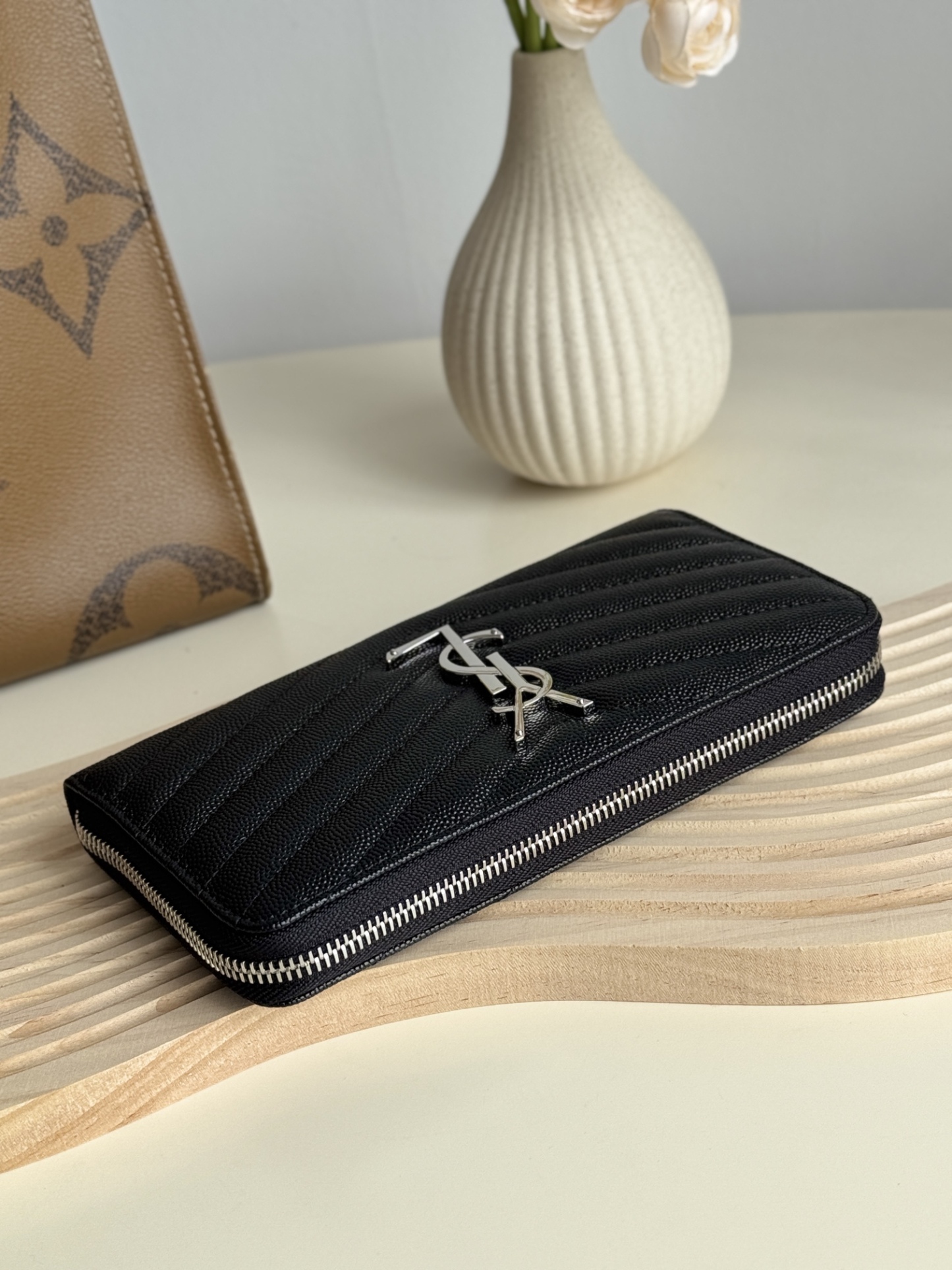 サンローラン「Saint Laurent」モノグラム・サンローラン フルジップウォレット（グレインパウダーテクスチャー キルティングレザー）