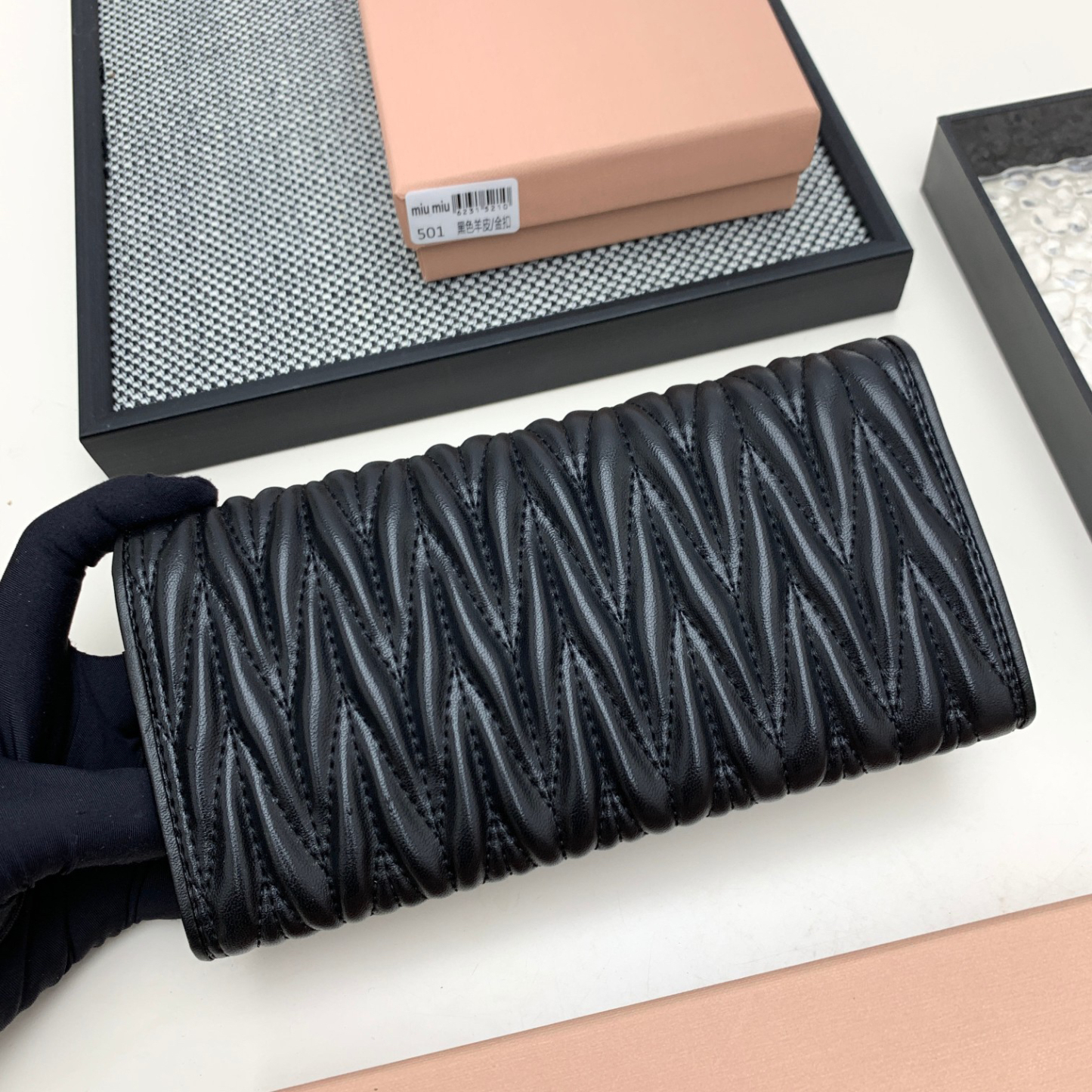 ミュウミュウ「Miu Miu」マテラッセレザー  折り長財布