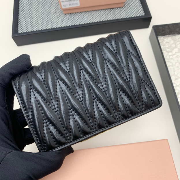 ミュウミュウ「Miu Miu」マテラッセレザー ジップアラウンド 折り財布