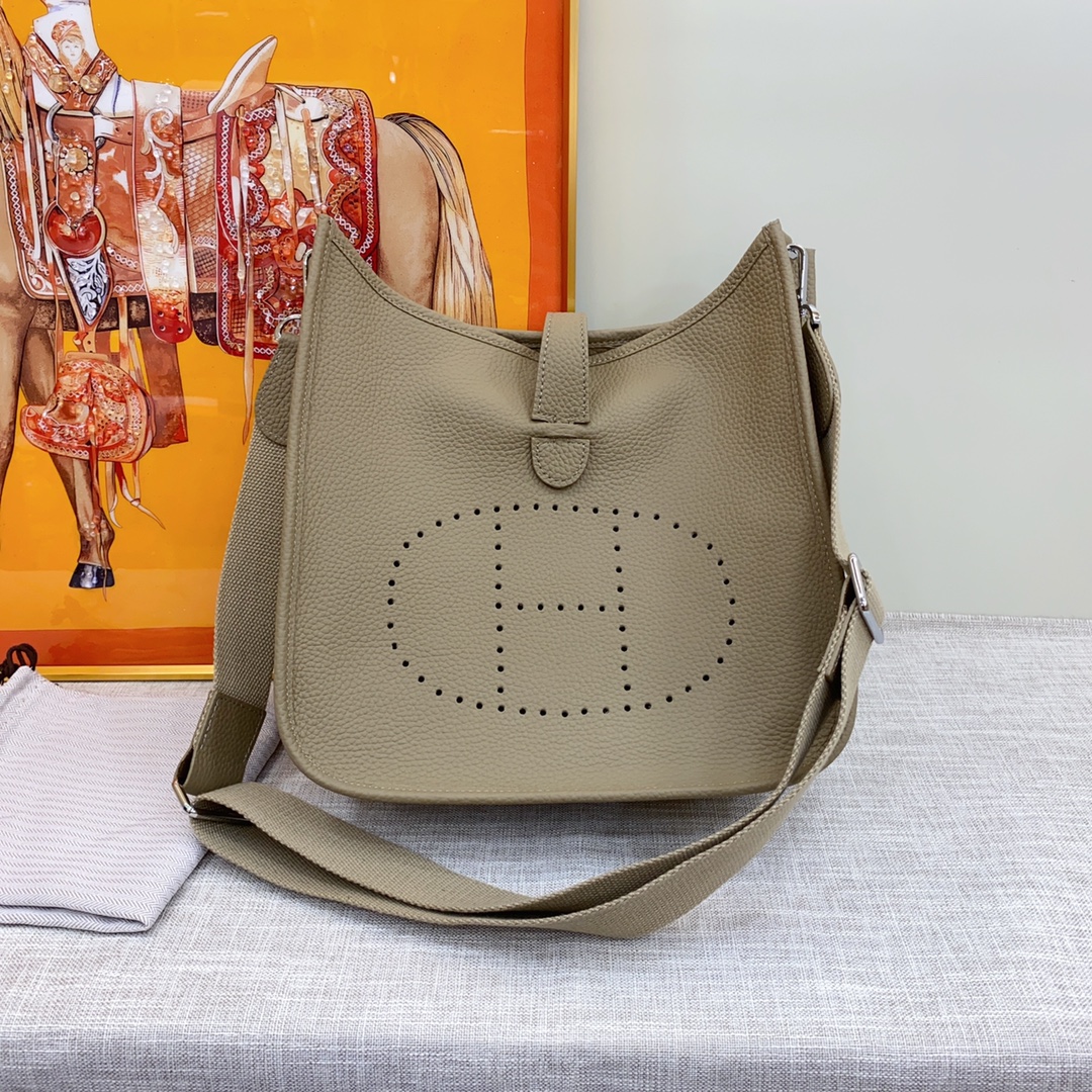 エルメス エヴリン 25/28/30 バッグ 3色「Evelyne Bag」