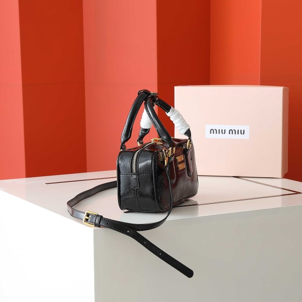 ミュウミュウ アルカディ レザー レギュラーバッグ「Arcadie Bag」