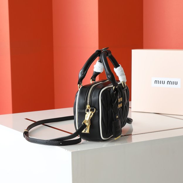 ミュウミュウ アルカディ マテラッセレザー スモールバッグ「Arcadie Bag」