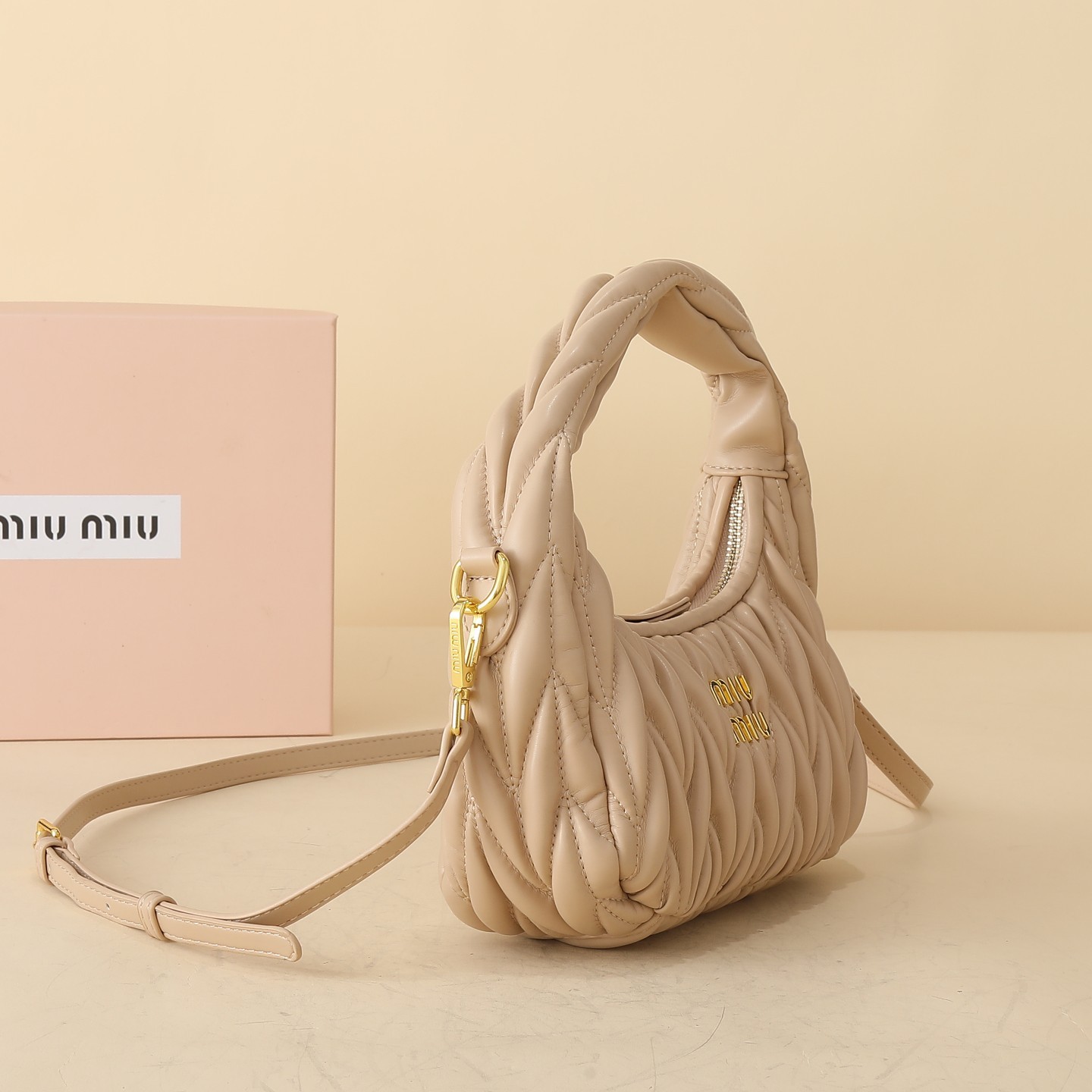 ミュウミュウ ワンダー マテラッセレザー スモール ホーボーバッグ「Wander Bag」