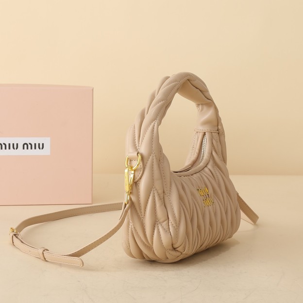 ミュウミュウ ワンダー マテラッセレザー スモール ホーボーバッグ「Wander Bag」