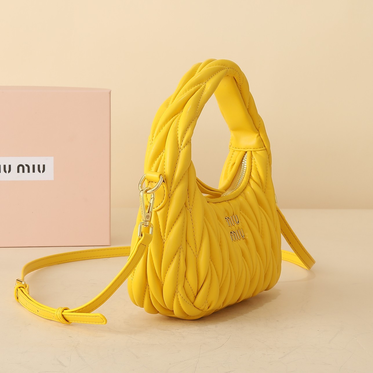ミュウミュウ ワンダー マテラッセレザー スモール ホーボーバッグ「Wander Bag」