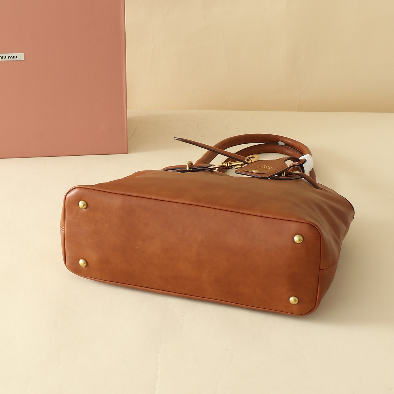 ミュウミュウ アバンチュール ナッパレザー トップハンドルバッグ「Aventure Bag」