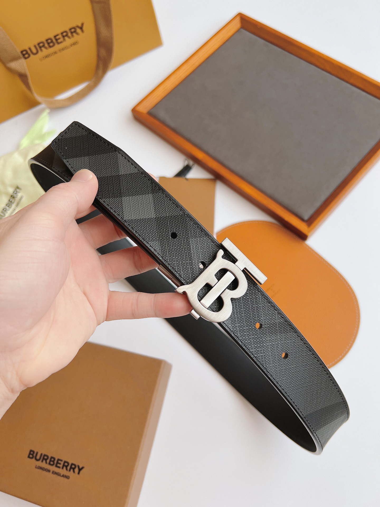 バーバリー「Burberry」フック TBベルト 2色