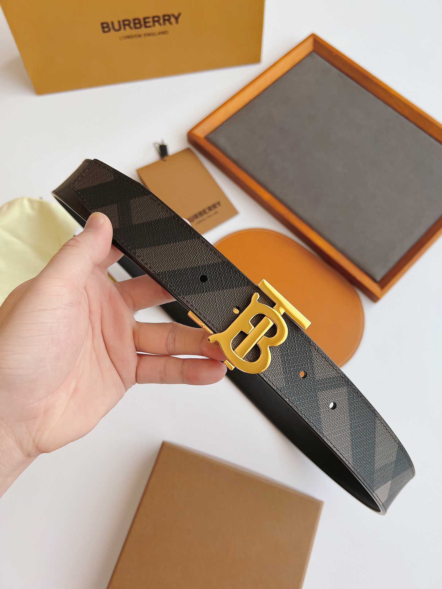 バーバリー「Burberry」フック TBベルト 2色