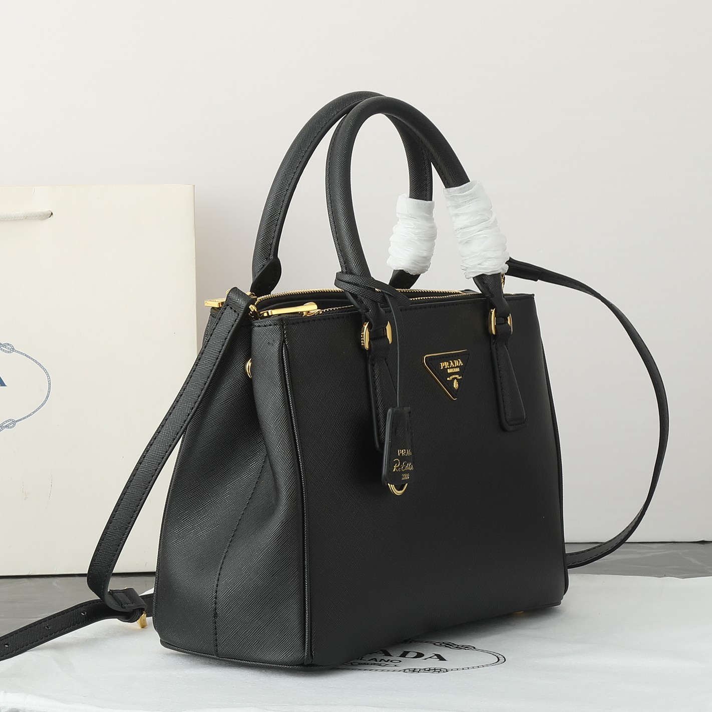 プラダ ガレリア ミディアム ソフトグレインレザー バッグ 「Galleria Bag」