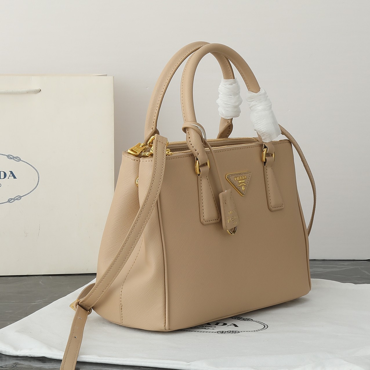 プラダ ガレリア ミディアム ソフトグレインレザー バッグ 「Galleria Bag」