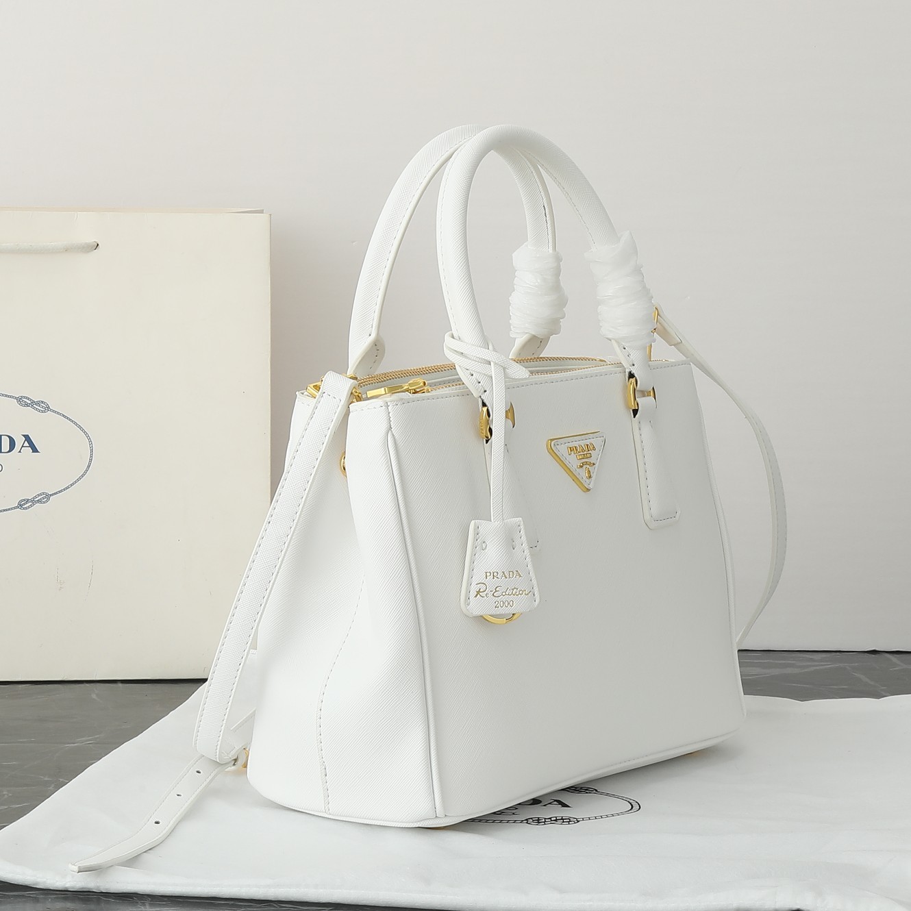 プラダ ガレリア ミディアム ソフトグレインレザー バッグ 「Galleria Bag」