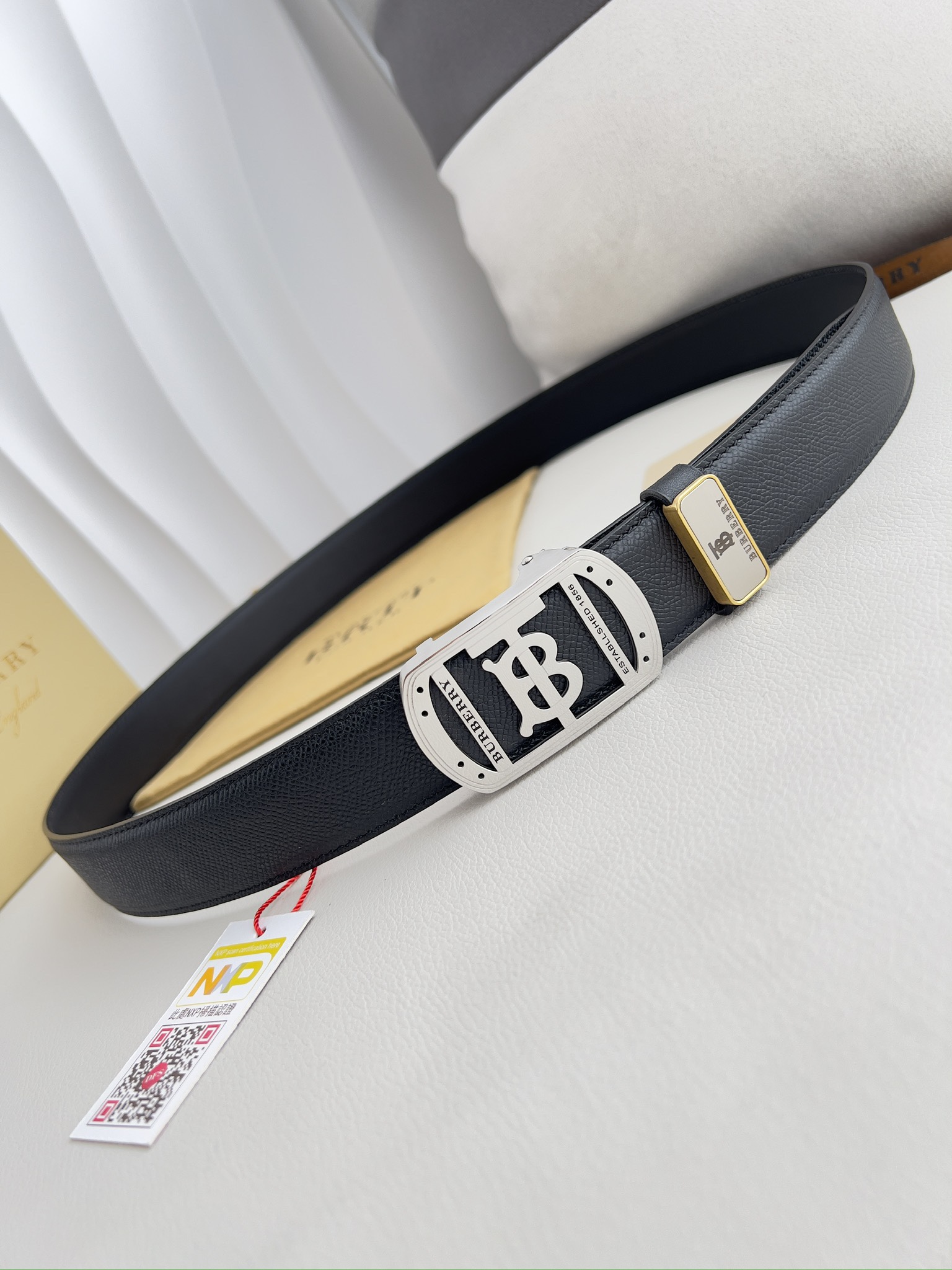 バーバリー「Burberry」オートロックベルト 2色