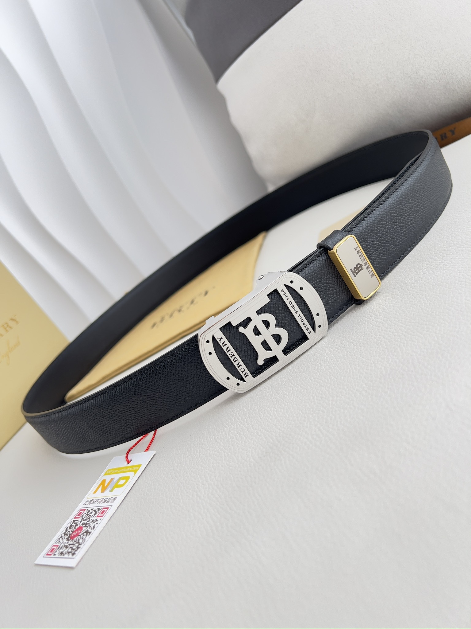 バーバリー「Burberry」オートロックベルト 2色