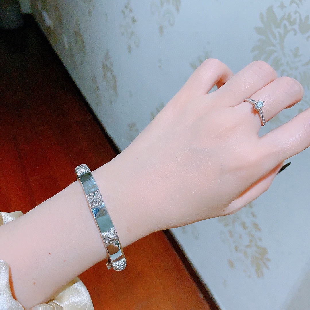 エルメス ブランドの象徴的なブレスレット