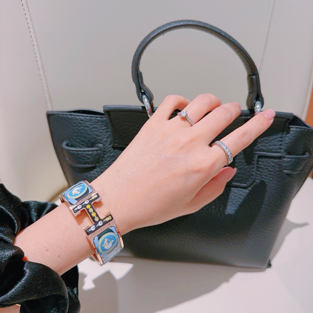 エルメス ブランドの象徴的なブレスレット