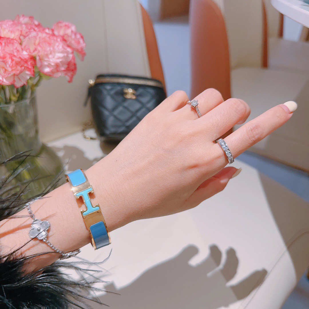 エルメス ブランドの象徴的なブレスレット