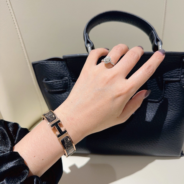 エルメス ブランドの象徴的なブレスレット