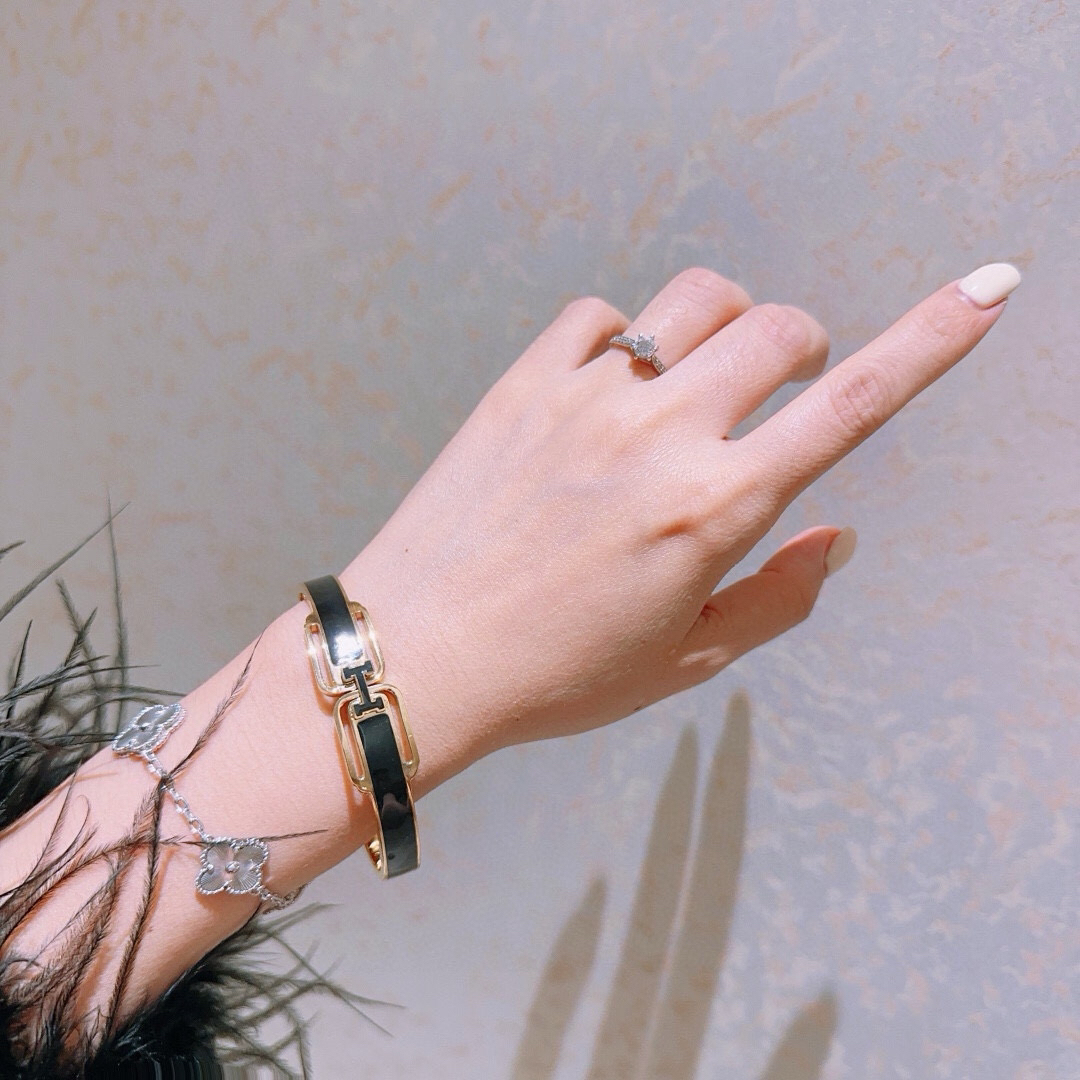 エルメス ブランドの象徴的なブレスレット