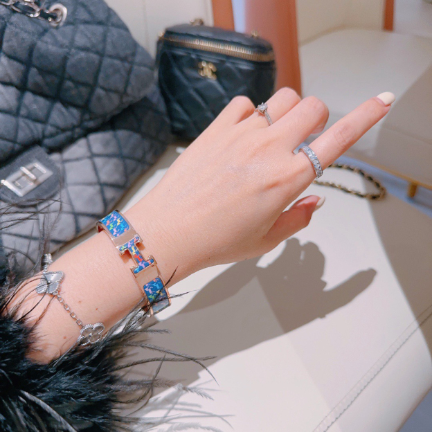 エルメス ブランドの象徴的なブレスレット