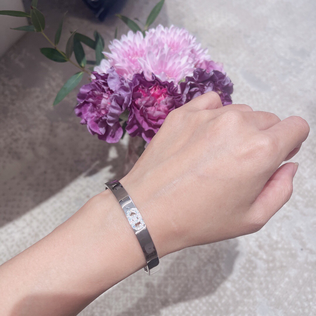 エルメス ブランドの象徴的なブレスレット