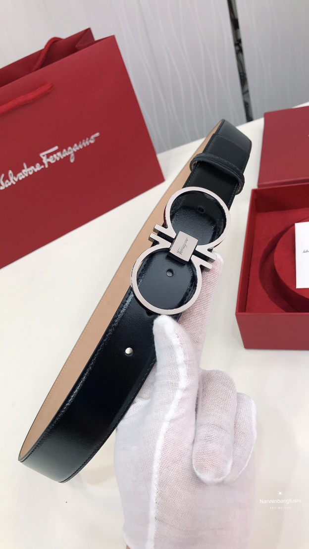 フェラガモ「Ferragamo」リバーシブルベルト「デュアルバックル」