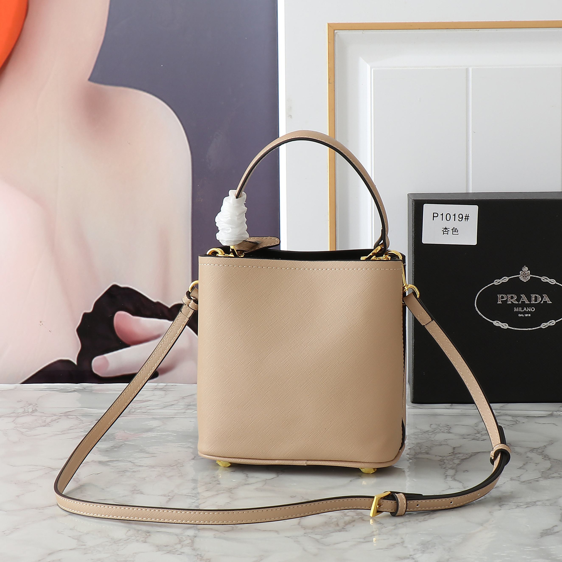 プラダ パニエ サフィアーノレザー ミニバッグ「Panier Saffiano」