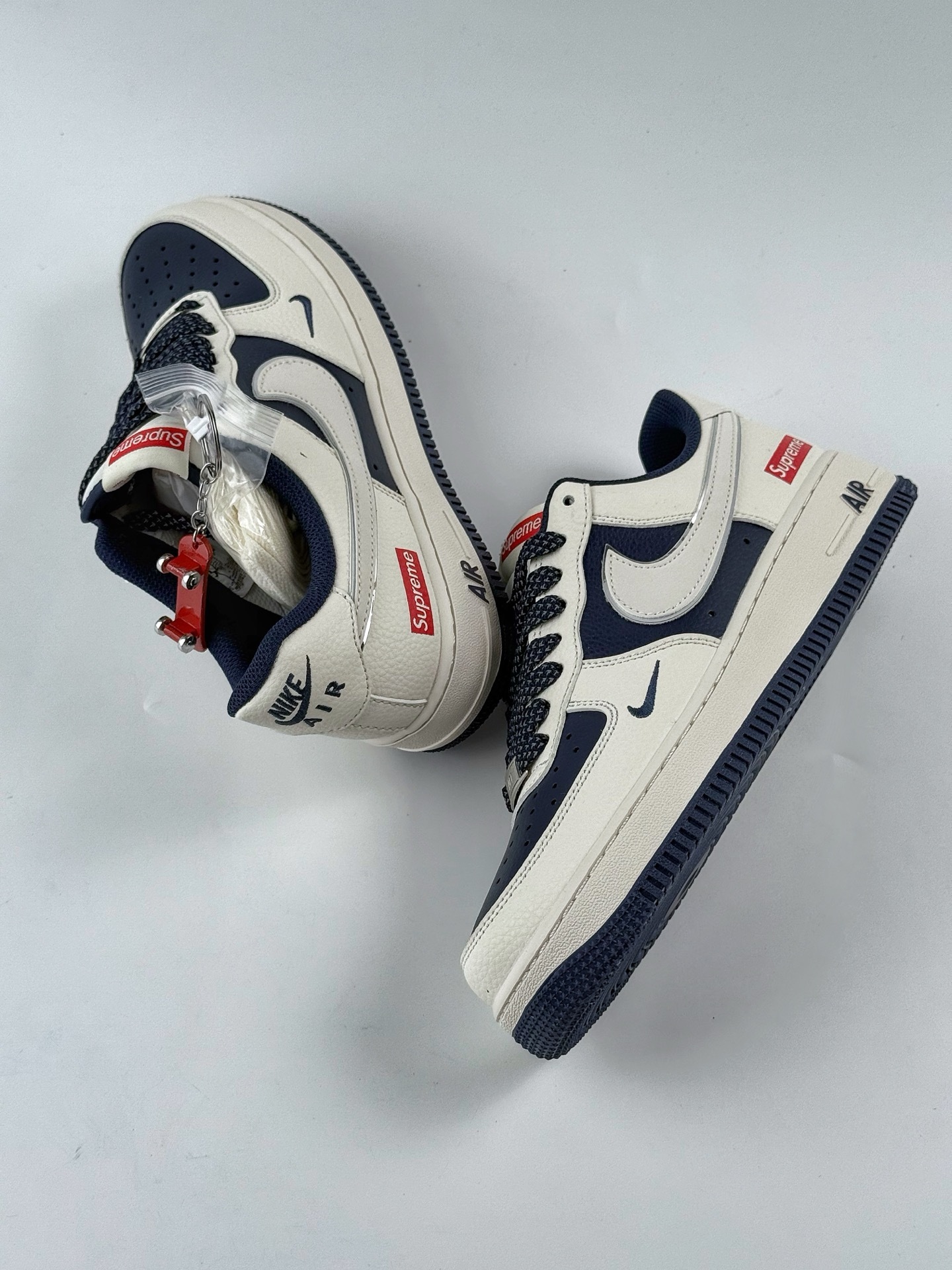 「コラボモデル」Supreme × Nike Air Force 1 Low スニーカー