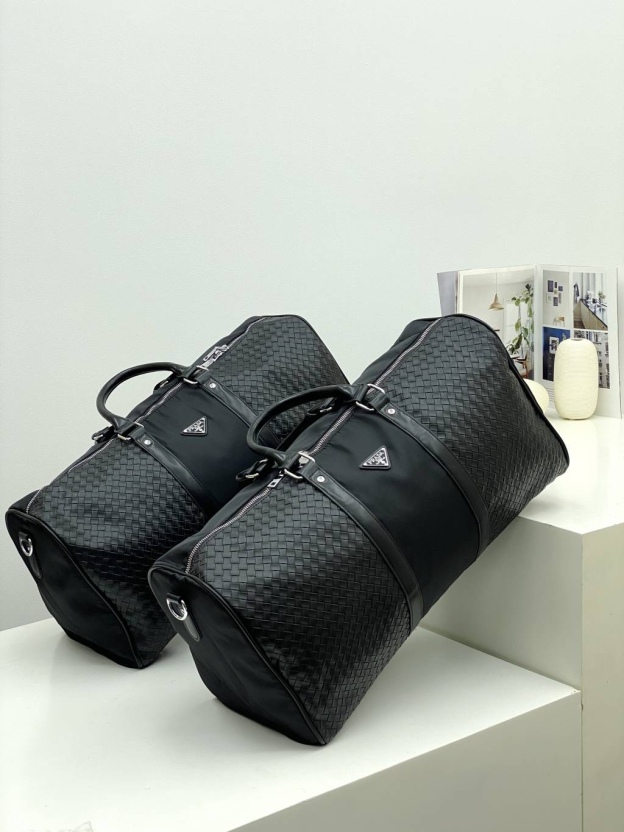 プラダ「Prada」トライアングルトラベルバッグ ショルダートート