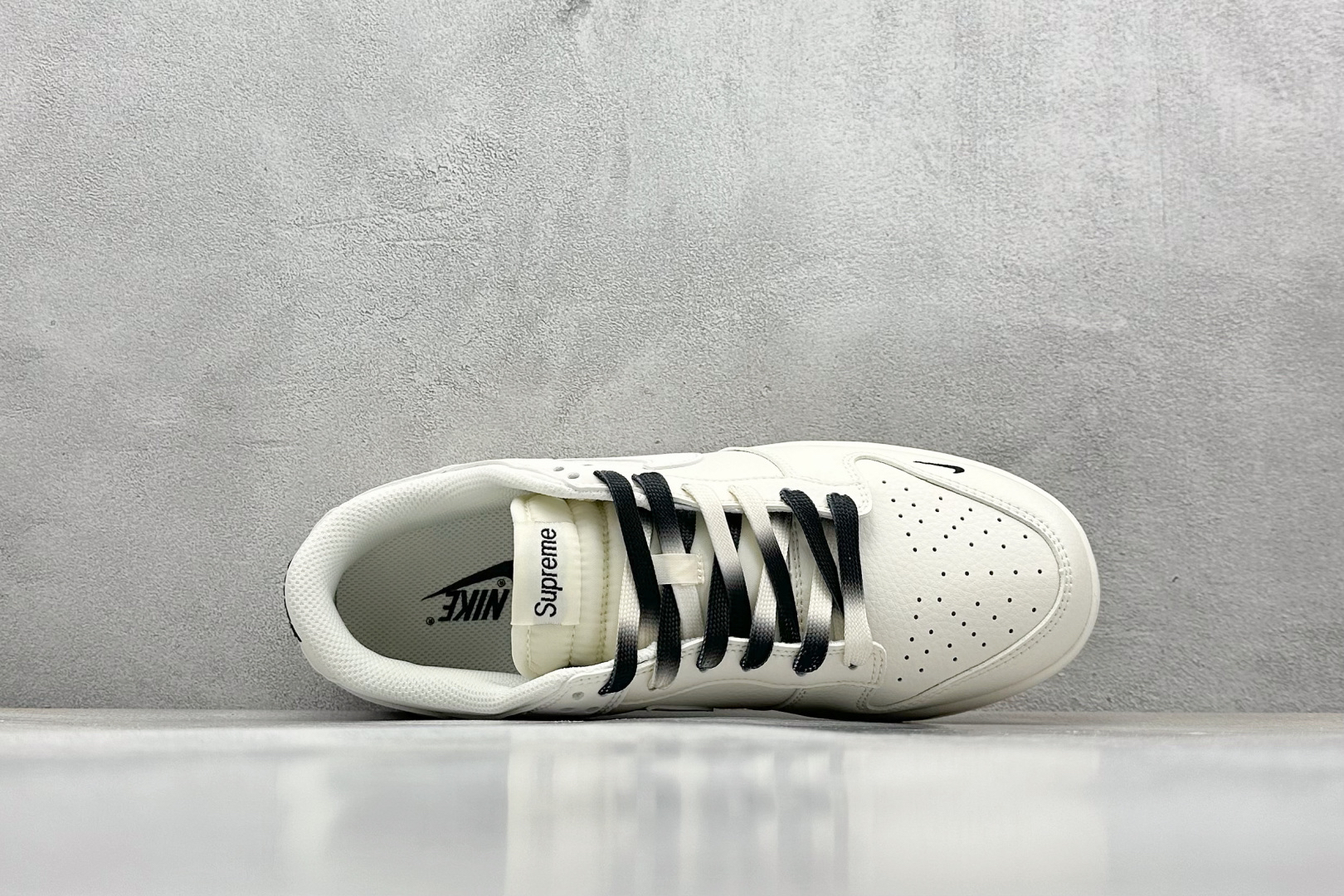 「コラボモデル」Supreme x Nike SB Dunk Low スニーカー