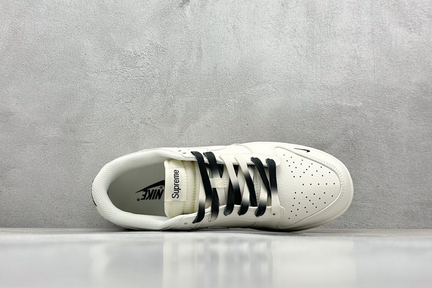 「コラボモデル」Supreme x Nike SB Dunk Low スニーカー