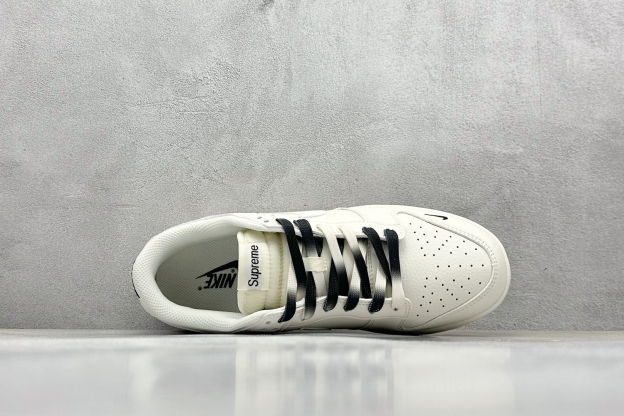 「コラボモデル」Supreme x Nike SB Dunk Low スニーカー