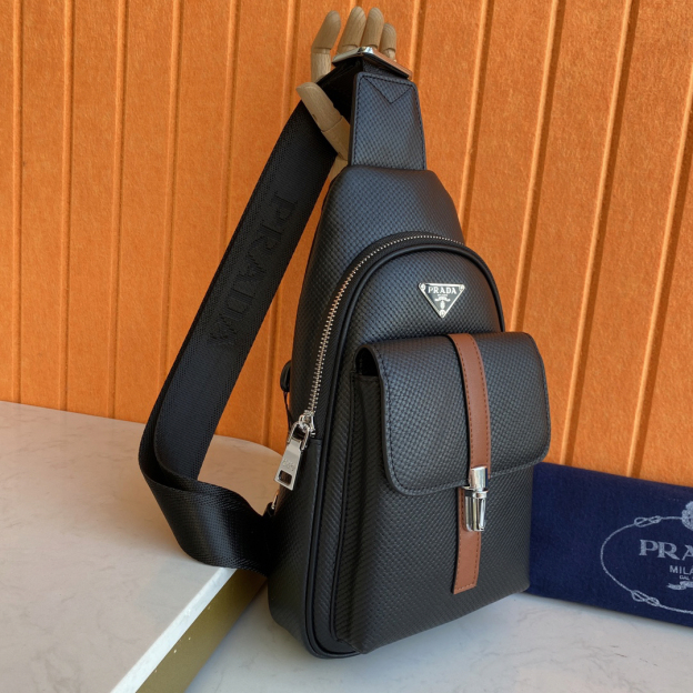 プラダ「Prada」エッセンシャル メンズ チェストバッグ