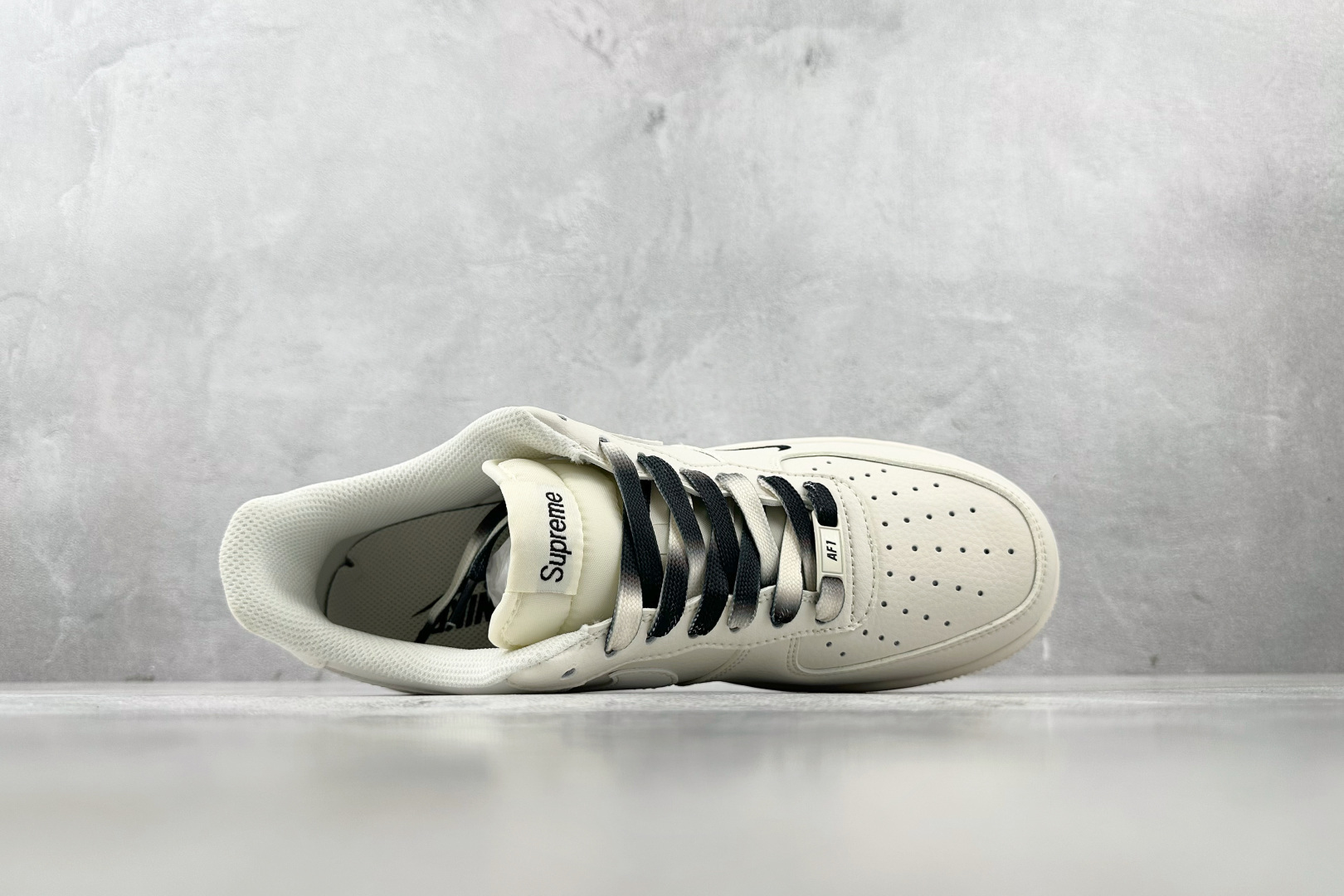 「コラボモデル」Supreme × Nike Air Force 1 Low スニーカー