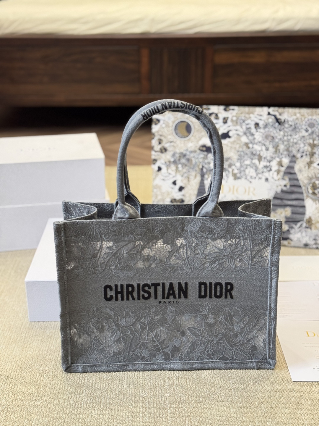 ディオール Dior Book Tote バッグ スモール、ミディアムの2つのサイズ