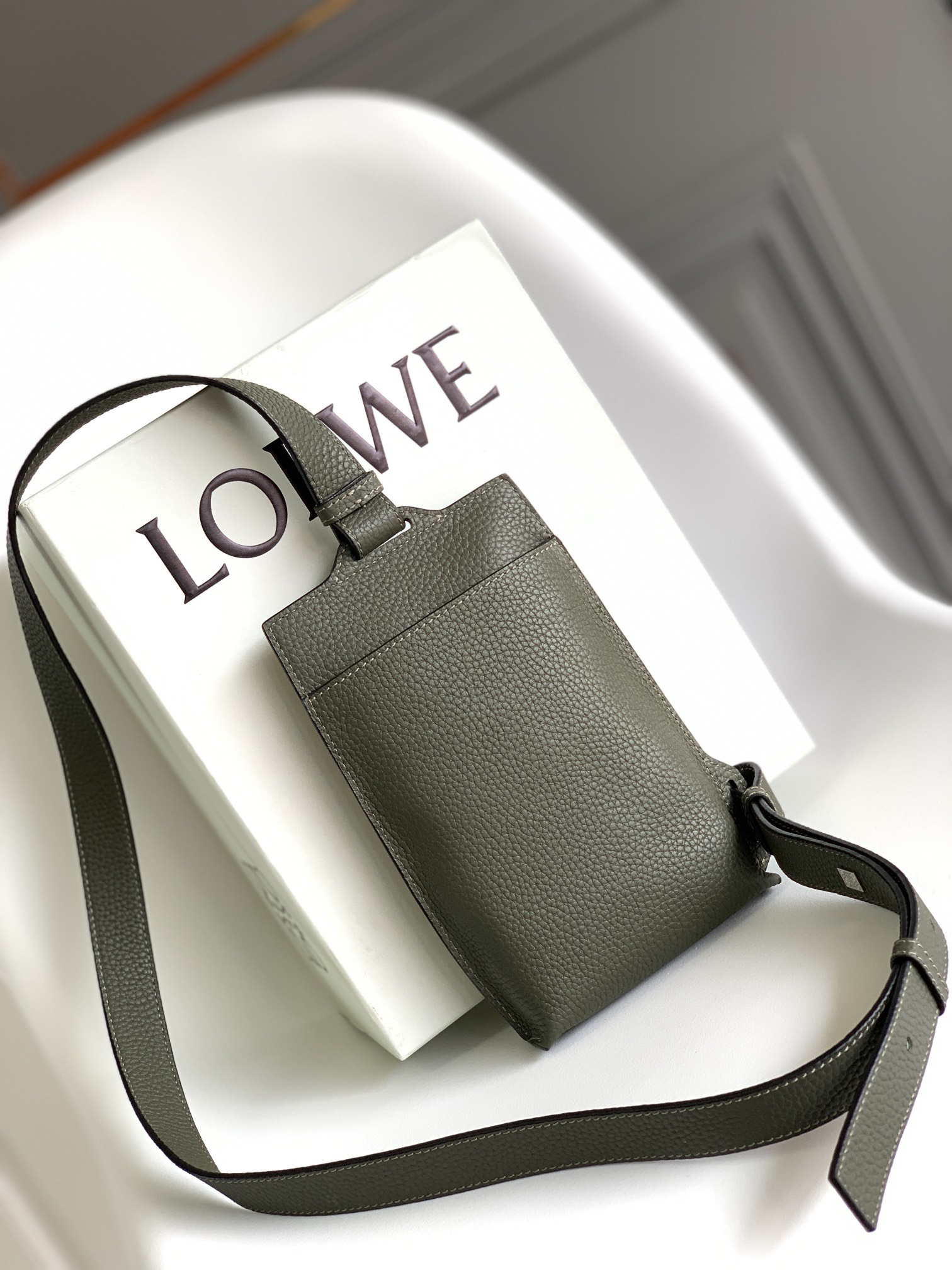 ロエベ「Loewe」ショルダーバッグ｜伝統と革新が出会うプレミアムレザー