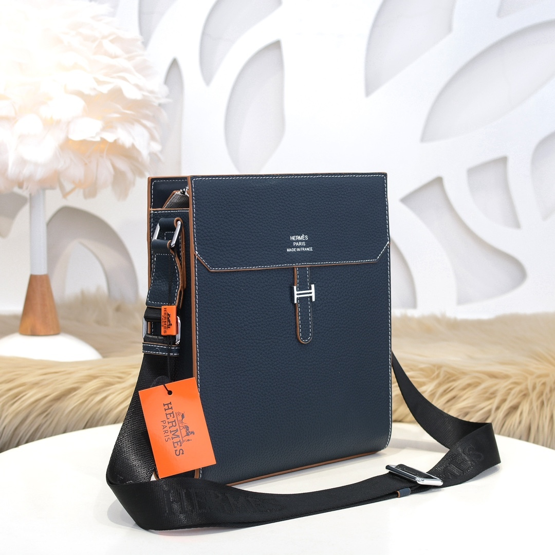 エルメス メンズ Tプレート 縦型クロスボディバッグ「T Buckle Bag」