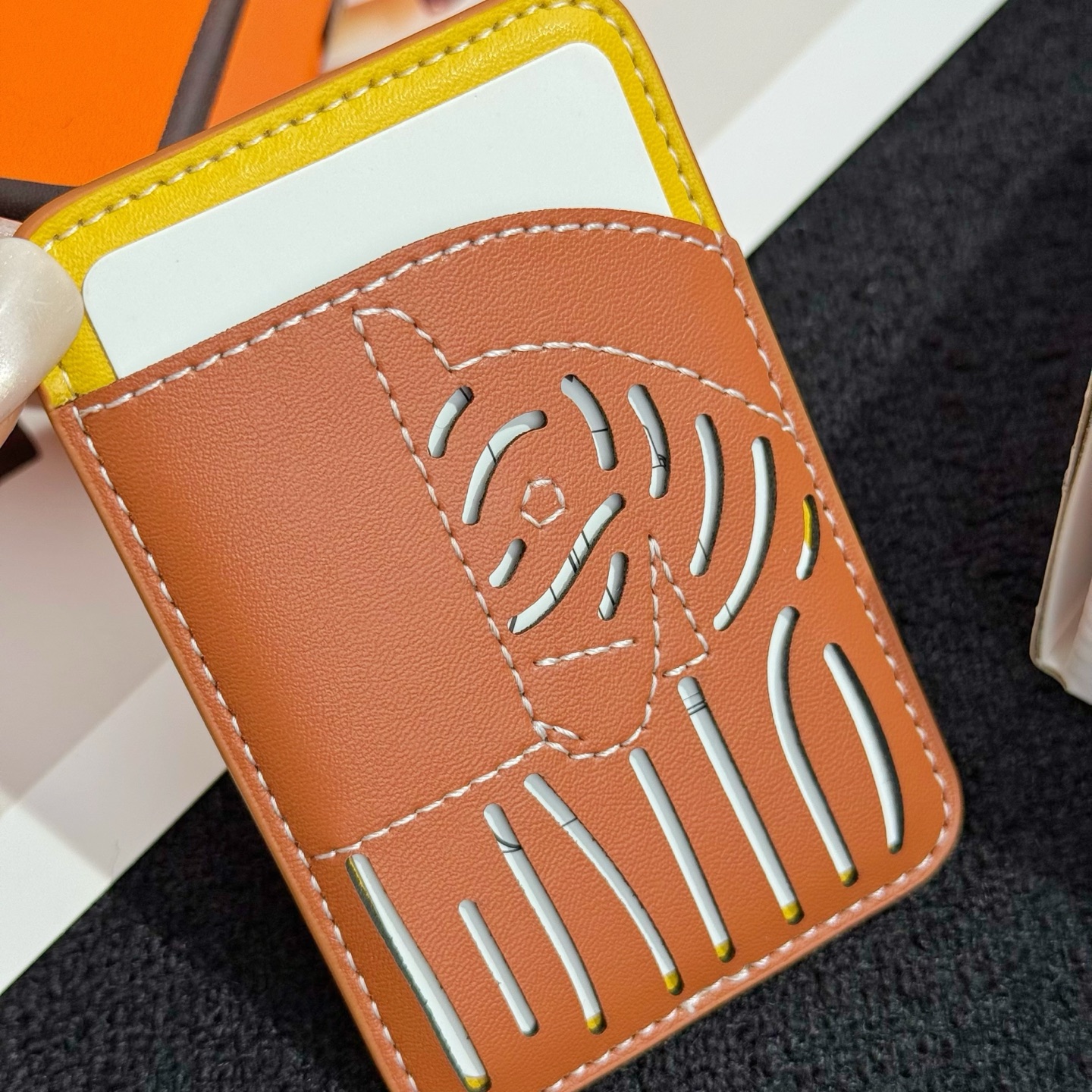 【限定新入荷】エルメス Cheval MagSafe 本革カードケース「12 シリーズ以降全 iPhone 対応」