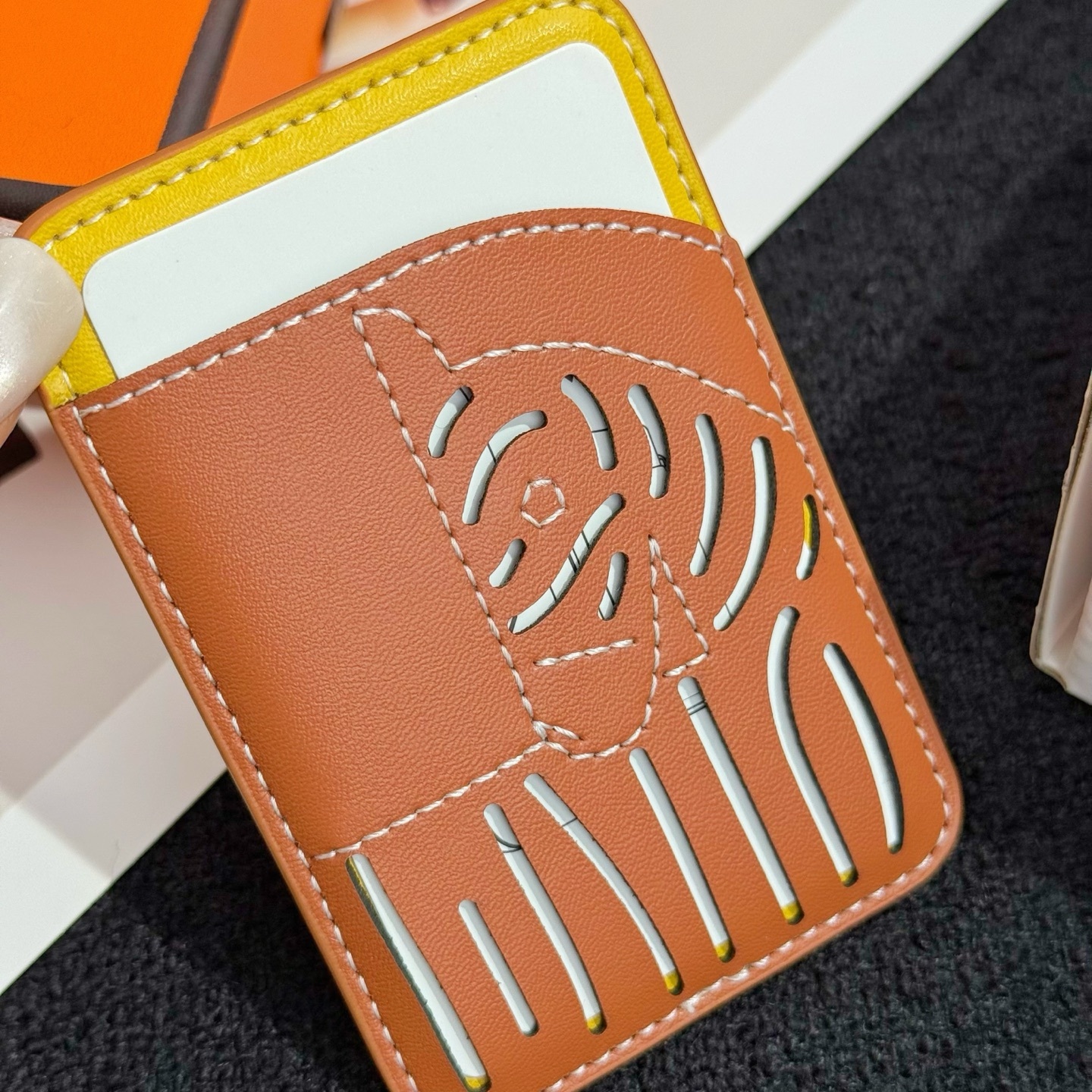 【限定新入荷】エルメス Cheval MagSafe 本革カードケース「12 シリーズ以降全 iPhone 対応」