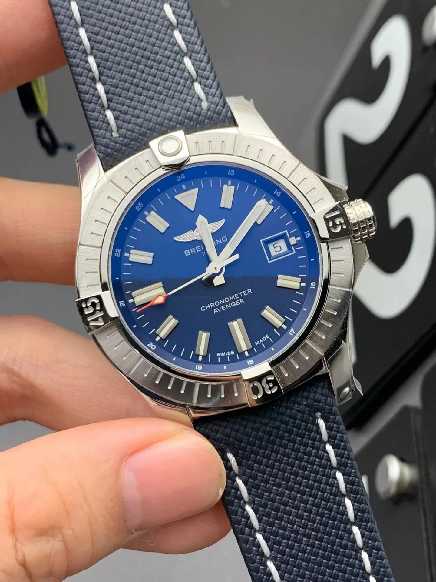 ブライトリング「Breitling」アベンジャー デュアルタイム オートマティック メンズウォッチ 43MM