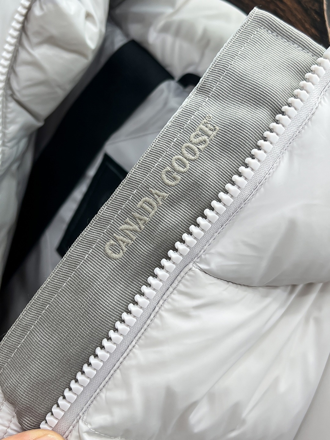 カナダグース 新作メンズおしゃれダウンジャケット、ハイテク防水加工でかさばらず、超クールなデザイン