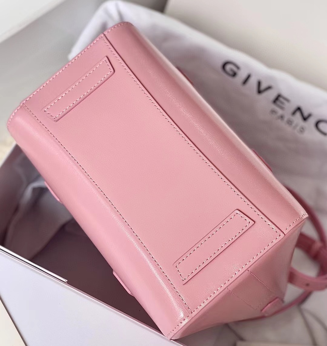 ジバンシィ「Givenchy」スモール アンティゴナ ボックスレザー バッグ