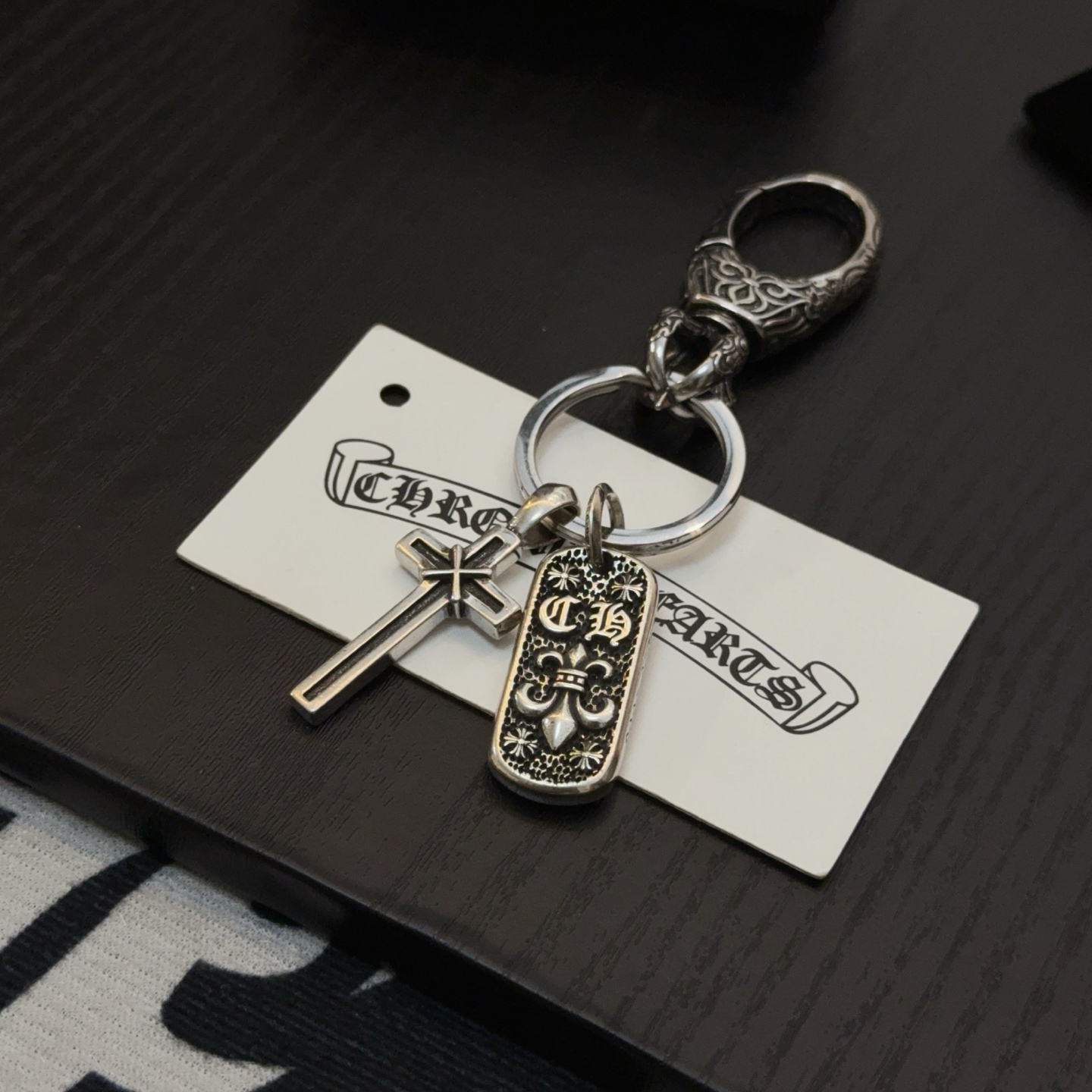 クロムハーツ「Chrome Hearts」クロスペンダントキーホルダー - 精巧なハンドメイド、アンティークシルバー彫刻、ヴィンテージパンクスタイル