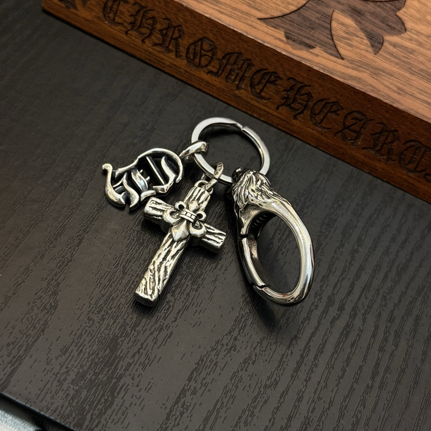 クロムハーツ「Chrome Hearts」クロスペンダントキーホルダー - 精巧なハンドメイド、アンティークシルバー彫刻、ヴィンテージパンクスタイル