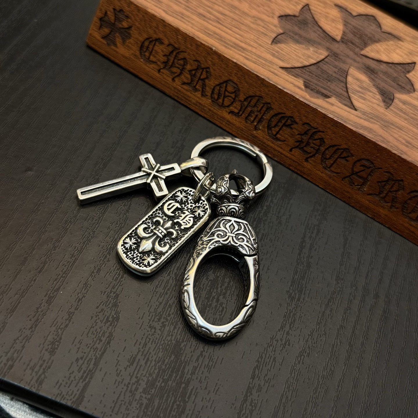 クロムハーツ「Chrome Hearts」クロスペンダントキーホルダー - 精巧なハンドメイド、アンティークシルバー彫刻、ヴィンテージパンクスタイル