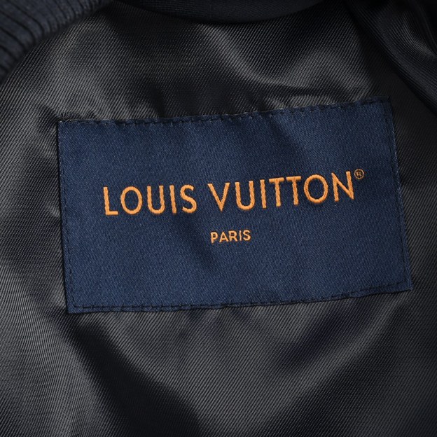 Louis Vuitton / ルイ・ヴィトン 24Fw（2024 年秋冬）のアワビ刺繍アルファベットロゴ付きのベースボールジャケット