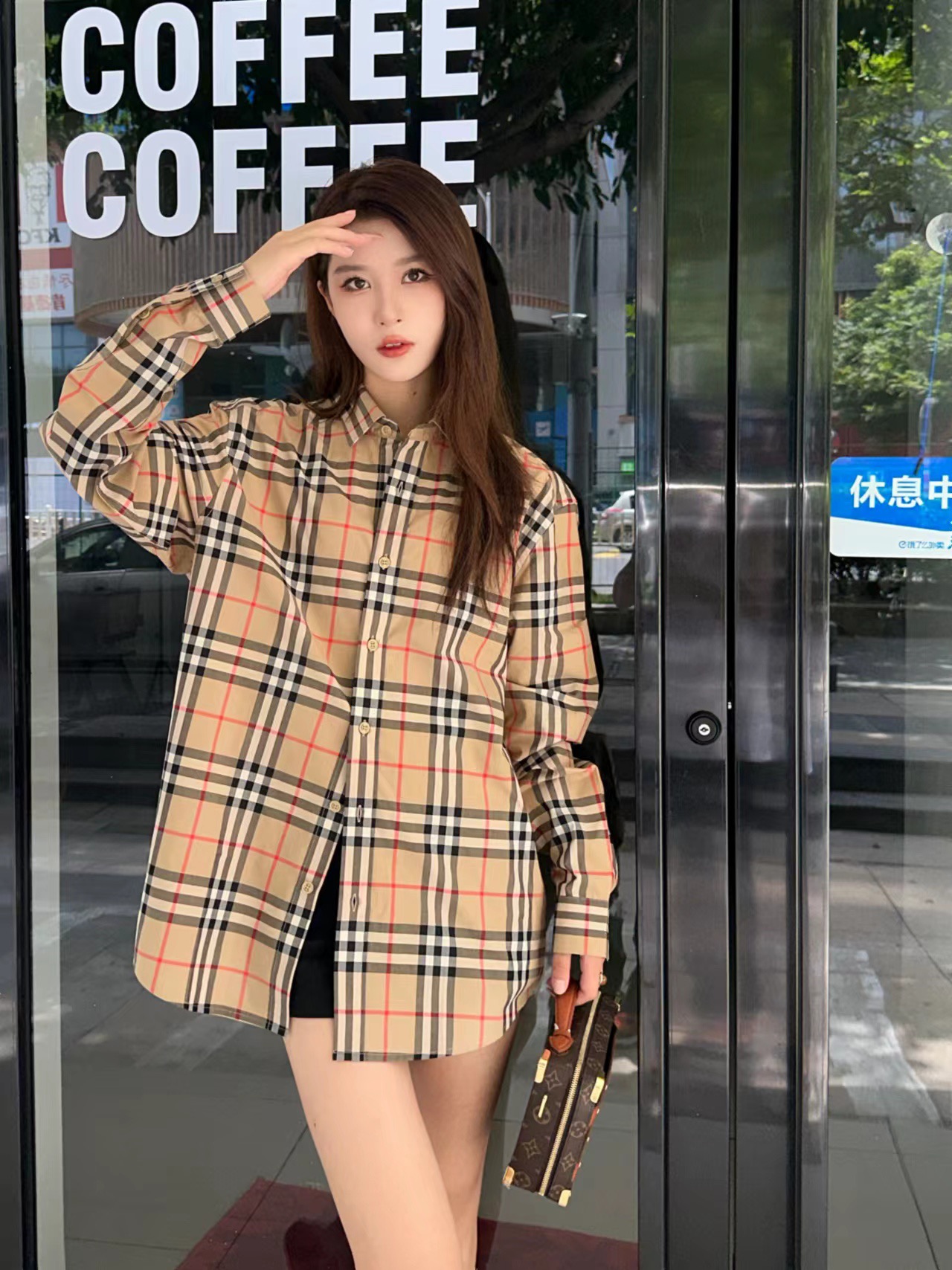 バーバリー（Burberry）の定番の小チェック柄シャツ